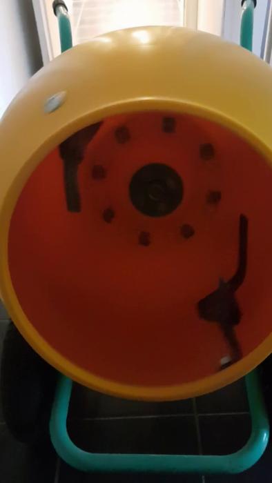 Instruktionsvideo om hur du förbereder betonggolv med flytspackel innan du lägger parkett. Användning av Bostik screed fiber och primer 6000.