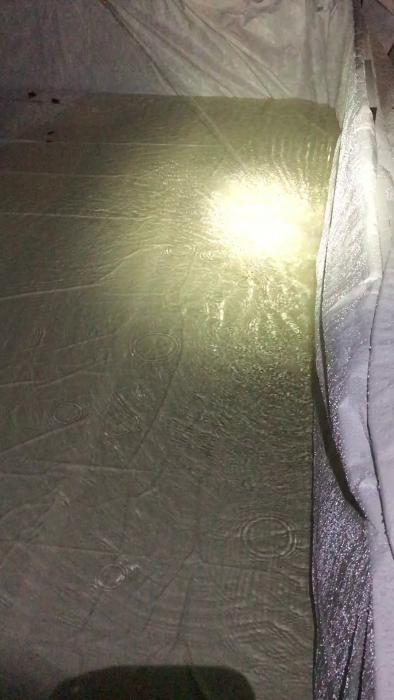 En nyinköpt vit presenning och en 50w LED-strålkastare från Ullared lyfter detta byggprojekt. Se installationen av stolpar och förberedelser för nät från Laxen Specialnät.