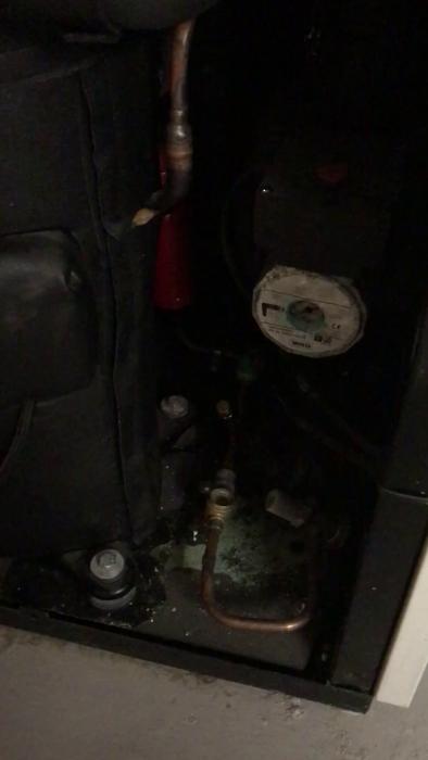 Film som visar en IVT Greenline HT Plus värmepump med tecken på oxiderad koppar på cirkulationspumpen. Användaren frågar om orsaken och rapporterar att pumpen brummar.