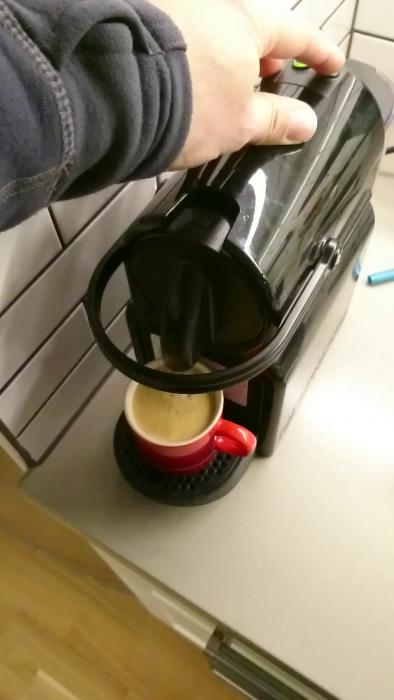 En visuell och ljudmässig jämförelse av en nyinköpt 'tyst' kompressor och ljudnivån från en Nespressomaskin som referenspunk. Demonstrerar kompressorns låga ljudnivå i hemmamiljö.