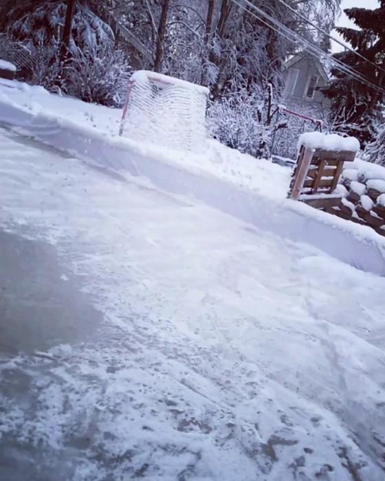 Videon visar en snötäckt byggplats intill ett hus där snö skapat en klump nära formen, vilket ger problem vid plusgrader och visar försök att dela med sig av erfarenheter på forumet.