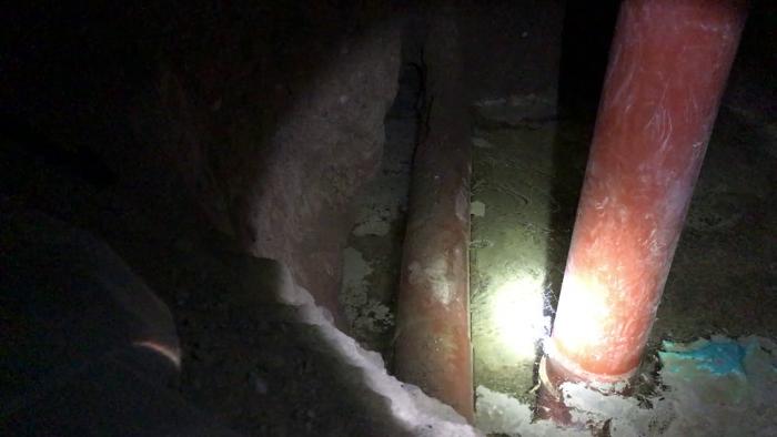 En detaljerad titt på grundarbete utfört i svagt ljus, vilket illustrerar utmaningar och lösningar vid byggprojekt under begränsade ljusförhållanden.