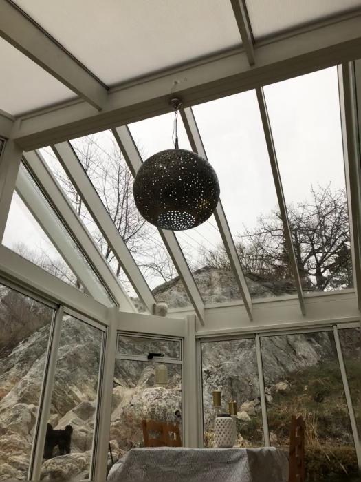 Denna video visar processen för hur man installerar en snygg taklampa i ett glasomslutet uterum, komplett med naturskönt bakgrund.
