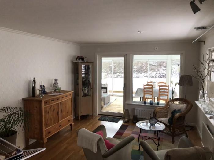 Följ med på en resa genom renoveringen av detta vardagsrum. Videon bjuder på inspiration och praktiska tips för din egen renovering.