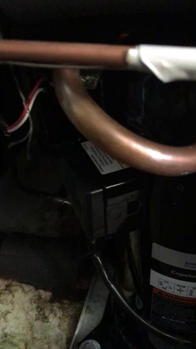 Se och lyssna på videon där kompressorn inte startar. Upptäck potentiellt fel på mjukstarten och ge din åsikt om ljudet som indikation på problemet.