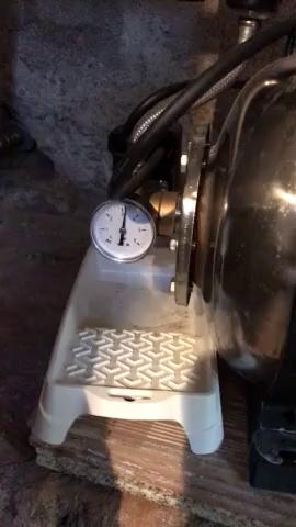 John visar hur tryckmätaren på pumpautomaten inte reagerar och funderar över möjliga problem. Han frågar om det kan bero på smuts i tryckklockan eller ett fel på tryckströmbrytaren.