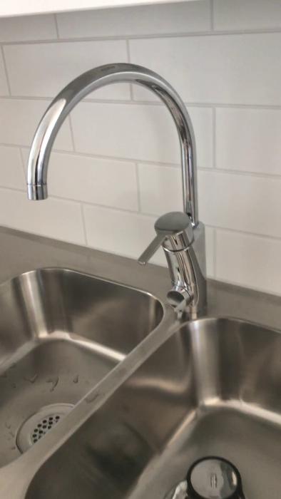 Film som visar rörelse av en köksblandare vid beröring. Frågeställning kring kvalitet och montering lyfts av en hushållsägare.