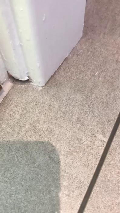 Se hur du professionellt kan lägga golv nära dörrposter. Denna video visar tekniker för att få en snygg övergång mellan golvytor.