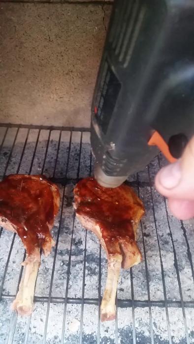 Se hur sous vide-förberedda köttstycken får den perfekta ytan med en snabb bränning av glazen. En effektiv grillteknik för saftiga resultat.