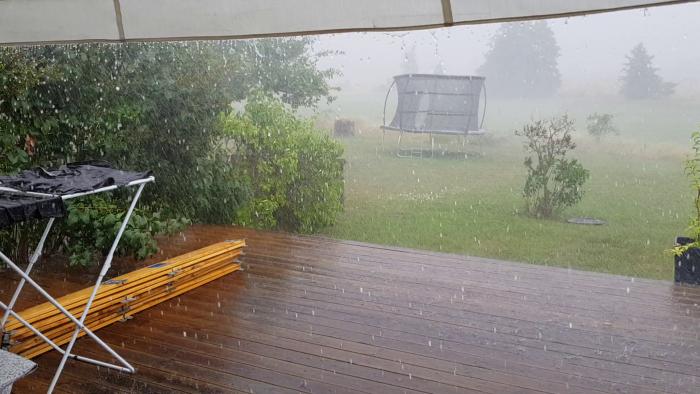 Storm på Färingsö fångar en studsmattas flykt över åkermark. Grannskapet drabbas av skador och diskussion om säkring av studsmattor aktualiseras.