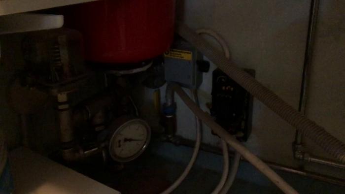 Film som visar ett VVS-systems komponenter och ljud. Innehållande en cirkulationspump, tryckkärl och rörsystem, ger en inblick i ljudnivåerna från utrustningen.