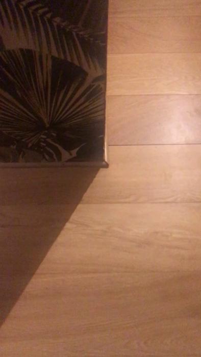 Denna film visar ett byggprojekt där man optimerat övergången mellan rum i ett vinklat hus utan skarvlister. Speciellt i ett matrum med trestavs parkett i annan tjocklek.