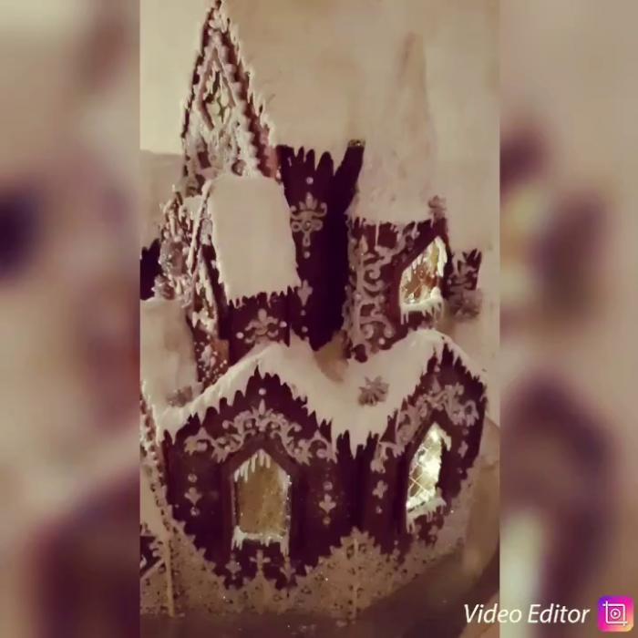 En kreativ presentation av ett unikt miniatyrhusbygge som utsetts till årets hus, med detaljerade dekorationer och en mysig estetik.