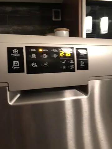 Se och hör de oväntade ljuden som upptäcktes under ett byggprojekt som dokumenteras i denna video. Utforska och diskutera möjliga orsaker.