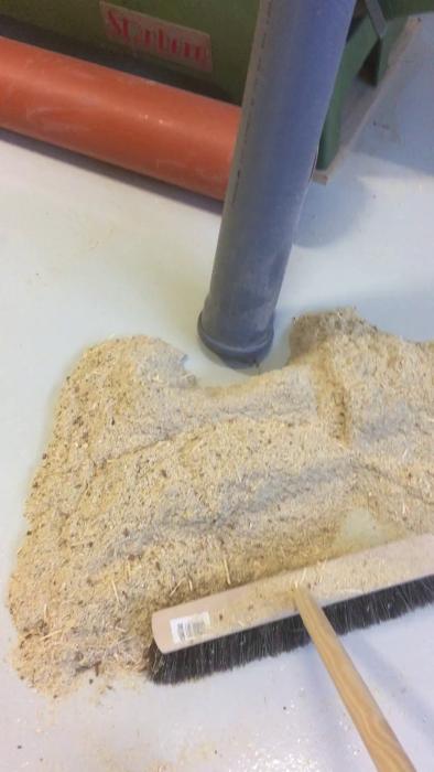 Utforskningen av ett egetbyggt spånsugsystem med test av sugförmåga och genomgång av materialval för rörsystemet. Fokus på systemets effektivitet att hantera och återanvända spån.