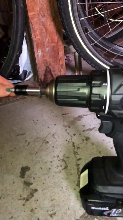 Video som visar ett potentiellt glapp i en DDF482 borrchuck. Användaren efterlyser råd om det är chucken eller borren som är problemet och funderar på att ersätta med en 484 eller Milwaukee 402.