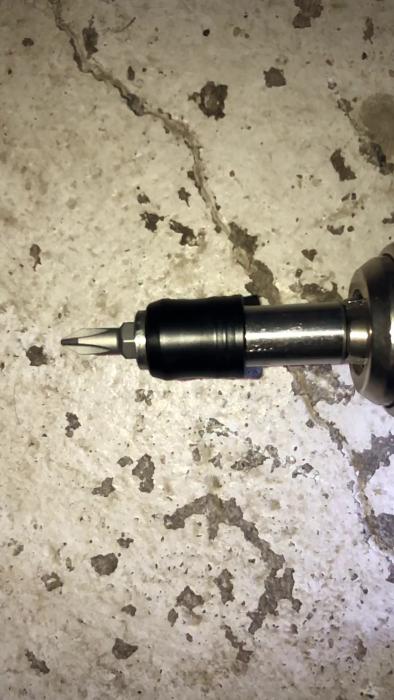 En användare visar och ifrågasätter glappet i chucken på en DDF482 borr. Hen undrar om det ska vara så eller om det finns för mycket koncentrisk runout och om det är dags att byta till en annan modell.