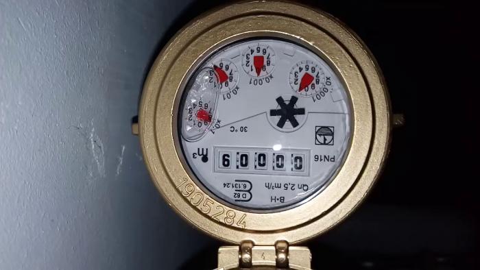 Steg-för-steg guide för att identifiera vattenmätarens visare och mäta vattenförbrukning vid dusch. Inkluderar tips för att kontrollera VVB och blandningsventil.