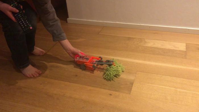 Se en imponerande städrobot konstruerad av en 8-åring i aktion. Barnets kreativitet och teknikintresse demonstreras levande här.