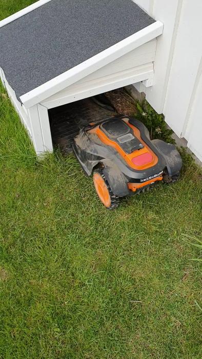 Se en robotgräsklippare med laddningsproblem trots utbyte av batteri och kontroll av strömstyrkan. 32 volt uppmättes på laddstiften.