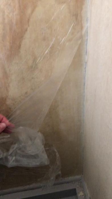 En byggentusiast delar sin frustration över ett väggrenoveringsprojekt. Diskuterar om att avlägsna det lösa, slipa ytan och applicera spärrfärg innan spackling.