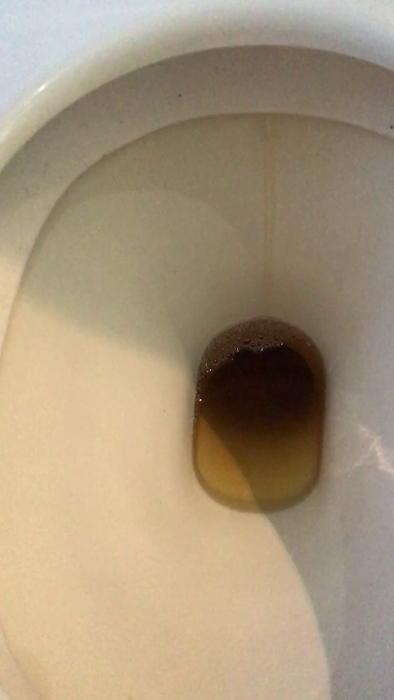 Denna video visar en närbild av en toalett under spolning, där vatten strömmar bakåt följt av flera spolningar.