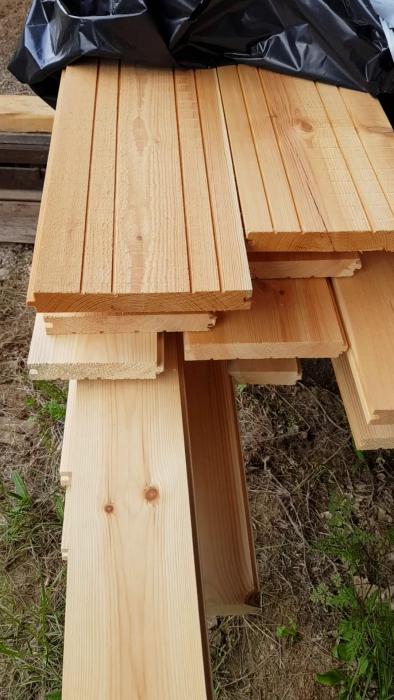 Se torkat trä som ska bli golv till utbyggnaden och väggpanel. 27m2 trä redo för projektet Vildmarks Paradiset i Dalarna – ett äventyr i renovering och bygge.