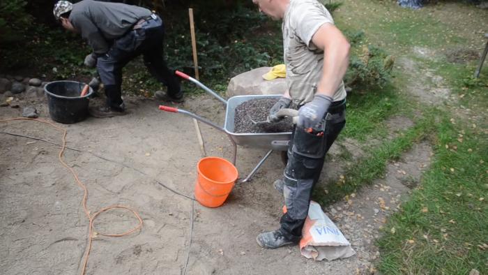 I den här filmen ser vi hur flodgrus varsamt blandas in i Finjas ädelputs, stärkt med extra kalkbruk för optimalt byggmaterial.