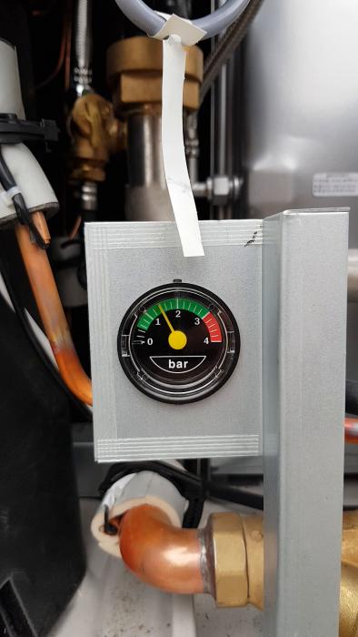 Se problemet med en nyinstallerad cirkulationspump för 12kw LG Therm V. Pumpen av/på med 1s intervall, upplevs som pruttande ljud, iakttagna åtgärder inklusive avluftning och garantibyte beskrivs.