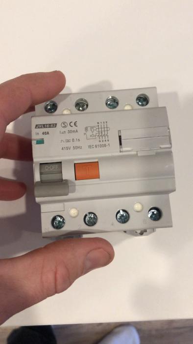 Steg-för-steg guide för hur man installerar en jordfelsbrytare. Lär dig att säkert ansluta och driftsätta en jordfelsbrytare i ditt elsystem hemma.