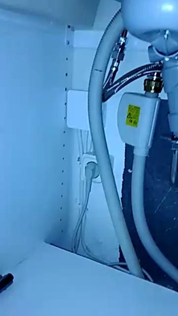 I denna video visas en kraftig läckage under en diskho trots rensade rör. Frågor ställs om fel och behov av packning.