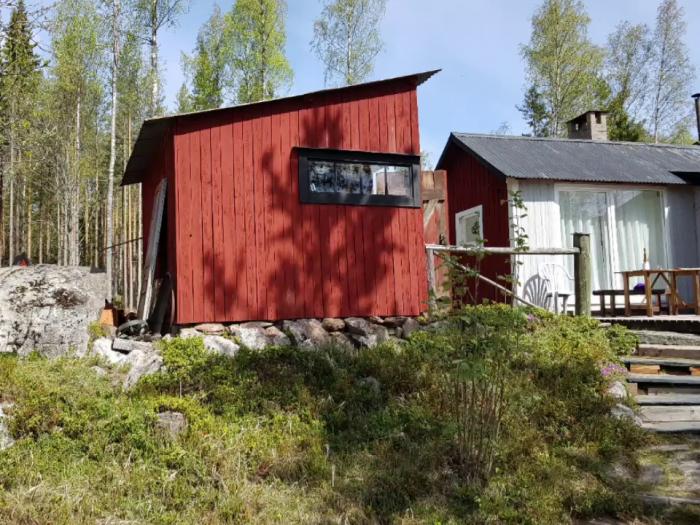 Följ bygget av ett murat utekök, från början till nu, inklusive utmaningar som att gjuta och mura för första gången. Upptäck det hårda arbetet och materialmängden som krävdes.