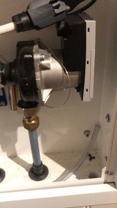 En video visar en LK mini-shunt i ett badrum där ägaren upplever ovanligt ljud från pumphuset. Ägaren ber om råd för att kunna inspektera och åtgärda problemet.