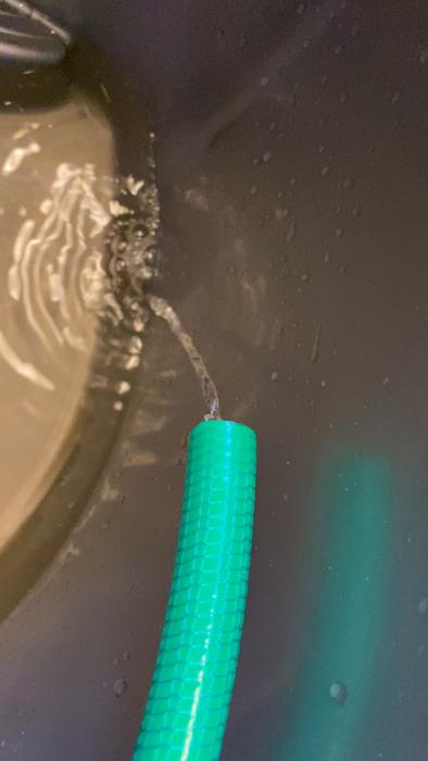 Diskussion och test om att spola golvvärmeslingor med dåligt flöde. Slangar är kopplade och vatten spolas igenom, men flödet är inte förbättrat. Lär dig om vanliga fel och lösningar.