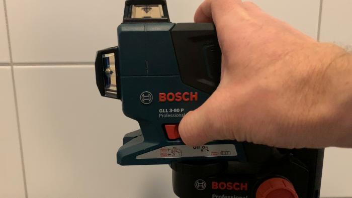 I den här filmen visas hur Bosch GLL 3-80 signalerar att den är låst genom att 'blinka långsamt', en funktion som beskrivs på sidan 53 i manualen.