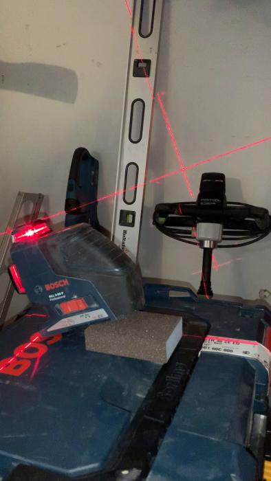 Se en demonstration av en lasernivellerare i användning. Verktyget provar sin precision och förmåga att projicera en stillastående laserlinje utan blink.