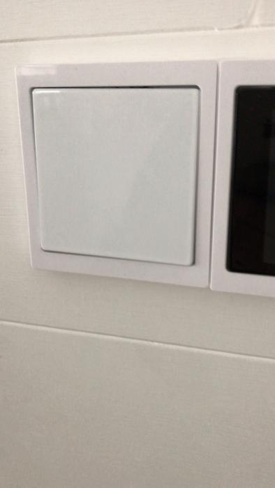 En demonstration av en Multi-Touch skärm som används för att styra belysning i hemmet. Skärmen är snabb och användarvänlig för att skapa ljusscenarier för olika tider på dagen.