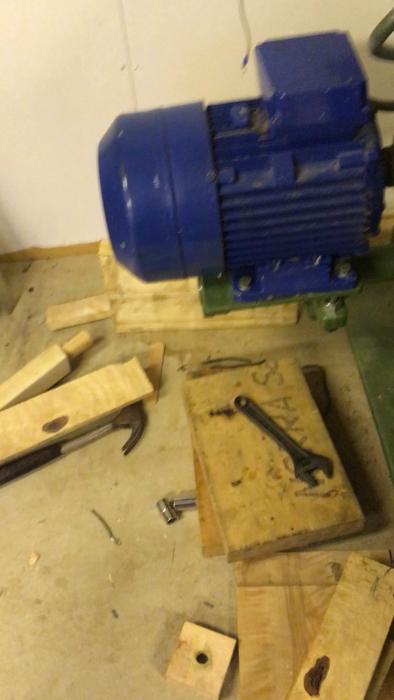 Följ med Jo när han testar sin verkstadsutrustning. Upptäck hur han löser tekniska utmaningar och ger en förhandsvisning av sitt pågående projekt.