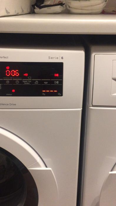 Efter att tekniker bytt balansvikter på en tvättmaskin upplever användaren ett mycket högt ljud vid centrifugering, något som kan tyda på felaktig installation.