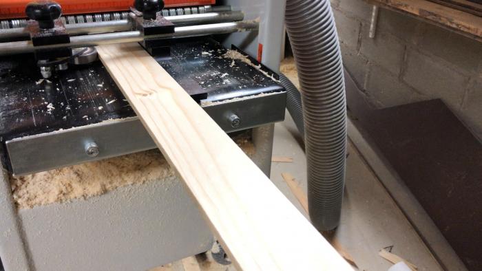 Se hur taklisterna för barnens sovrum får sin form genom hyvling. Videon visar processen och detaljer i ett privat byggprojekt.