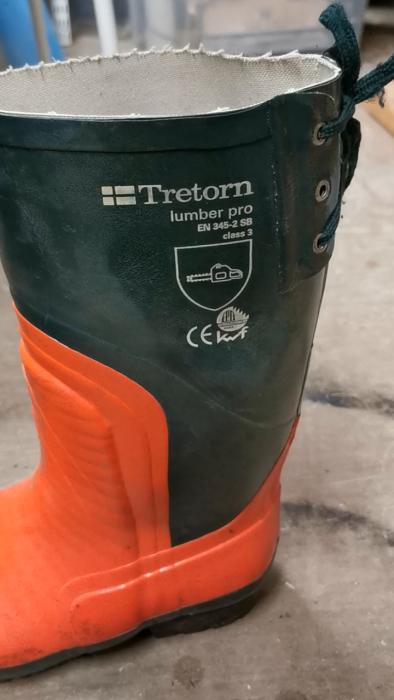 En kort film som visar ett par slitna Tretorn gummistövlar, förmodligen använda i byggprojekt eller under renoveringsarbeten.