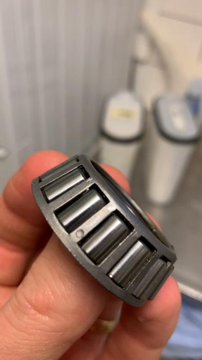 I den här filmen visas en lagerdel som tvättats ren från fett. Fokus ligger på hur man effektivt rengör mekaniska komponenter.