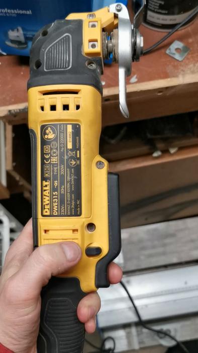 Demonstration av hur en borr går att låsa på fullt ös men inte justeras till lägre hastighet, vilket kan vara relevant i projektets startfas.