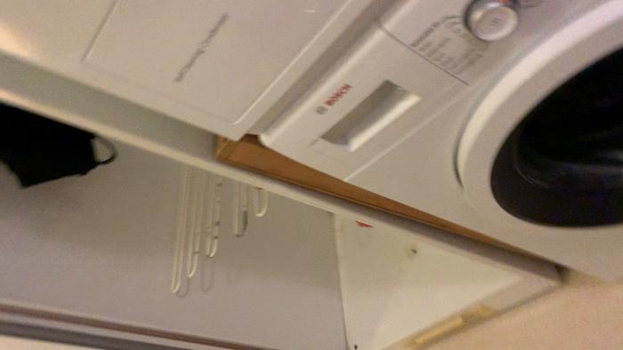 Steg-för-steg guide för att diagnostisera och möta ljudproblem med pumpen på en Bosch WAW32668 Series 8 tvättmaskin, med enkel felsökning och tips.