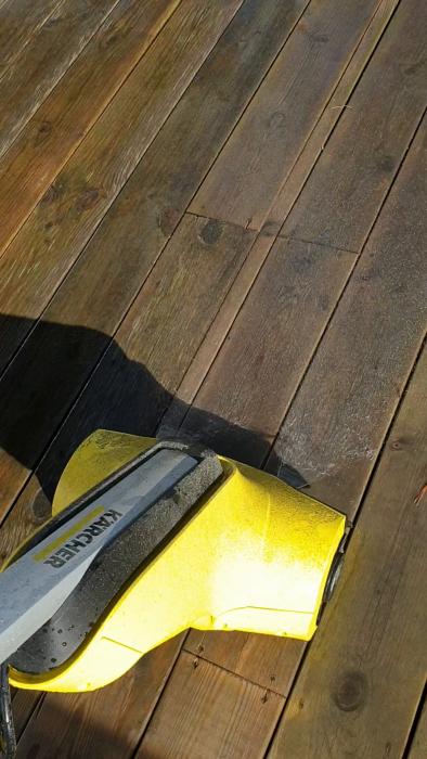 Användaren delar sin upplevelse av att testa en Kärcher skurmaskin på sin trall med såpa och borstar, vilket ger ett effektivt resultat utan flisning. Denna metod producerar en grön/svart sörja som blir lätt att ta bort.