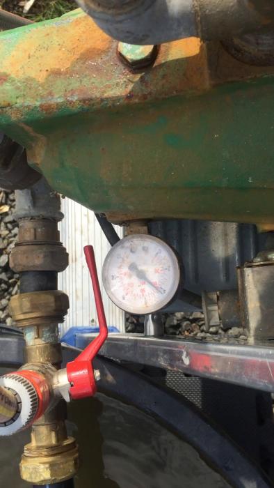 Video visar felsökning av EMS maxi jet vattenpump som förlorar tryck. Innehavaren har försökt rengöra och diagnostisera problemet, men ber om hjälp för vidare felsökning.