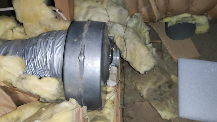 En video som demonstrerar ljudet från en ventilationsfläkt. Användaren efterfrågar råd om val av ny fläkt vid renovering eller byte.