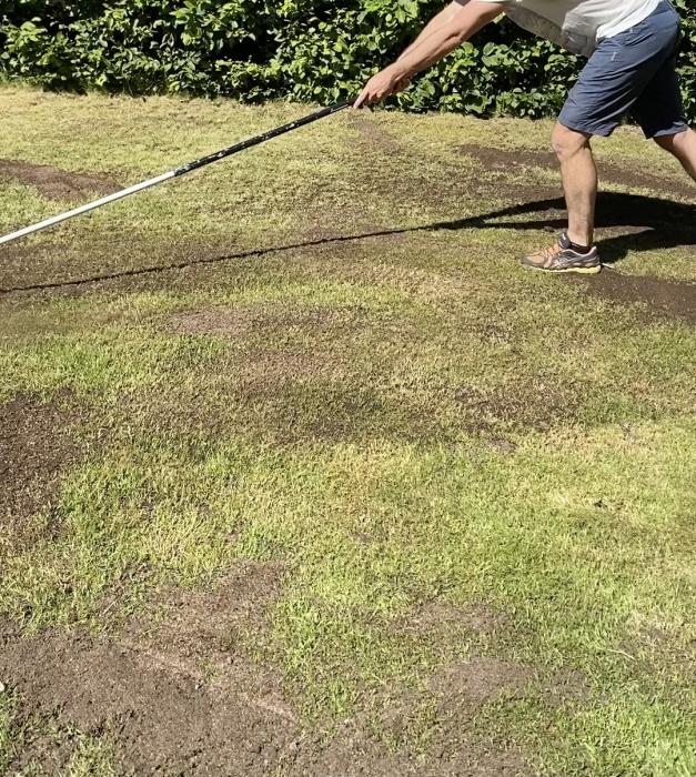 Se hur man kan skapa en egen dressraka med gamla gardinstänger och ett ledbart slipverktyg. En praktisk guide för att bygga användbara trädgårdsverktyg.