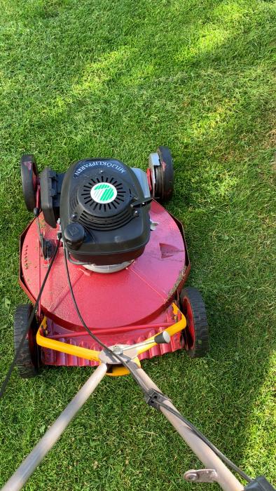 Se en uppgraderad gräsklippare i åtgärd med ny motor. Klipper utmärkt, men vibrerar vid lutning. Tips om vibrationsdämpning med gummipackningar önskas.