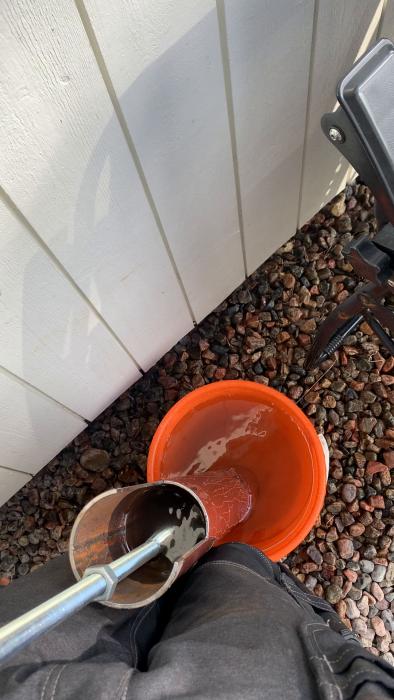 Se hur denna hemmafixare effektivt blandar material i sin projekthörna, med enkla verktyg som optimerar arbetsflödet.
